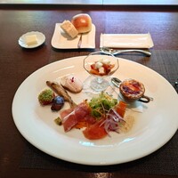 鉄板フレンチ キャトル・セゾン MORI - ▷オードブルの盛り合わせ
                      ◯ロースハムのカナッペ
                      上はクリーム感あるハムの旨味あるムースとなる
                      その味わいと、ピンクペッパーのスパイス感が
                      後からジワジワとやって来て、面白くて美味しい