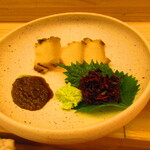 鮨処 凜 - 大将おまかせ　１５０００円（税込）　一品料理-３　蝦夷鮑の煮物　肝ソース・山葵・紅蓼と【２０２４年７月】