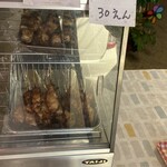 炭火やきとり 鳥信 - 焼き鳥のショーケース
      訪問時はネギマとモモのタレ焼きが並んでいました