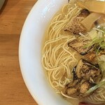 麺屋 だいくう - 博多中華そば650円（写真は大盛り750円）左