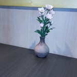 瀬戸内味覚処 芸州 本店 - テーブル横のお花です