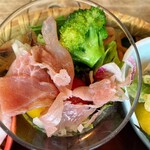 くし路 - 生ハムとブロッコリーのサラダ