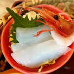 くし路 - 小さなちらし寿司　イカとエビの下に酢飯と錦糸卵とガリ