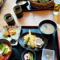 くし路 KITTE丸の内店 - 手前バラちらし御膳2,200円
                      奥華かご御膳2,850円