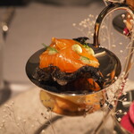 ASAHINA Gastronome - ビーツのメレンゲとカラスミ、サーモンマリネ・タピオカのチュイル、ジャガイモのクロワッサン