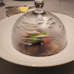 ASAHINA Gastronome - あか牛＆ヨークシャープディング　ローストしスライス、その頬肉のブレゼにフォアグラを乗せヨークシャープディングを添えて　コクのある赤ワインソース