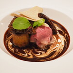 ASAHINA Gastronome - あか牛＆ヨークシャープディング　ローストしスライス、その頬肉のブレゼにフォアグラを乗せヨークシャープディングを添えて　コクのある赤ワインソース