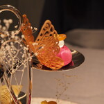 ASAHINA Gastronome - ビーツのメレンゲとカラスミ、サーモンマリネ・タピオカのチュイル、ジャガイモのクロワッサン