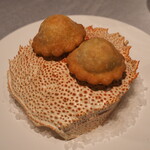 ASAHINA Gastronome - 毛蟹＆宝玉卵　ラビオリにし、トリュフの香る卵黄のアンフュゼ　ソースアメリケーヌを現代的解釈で