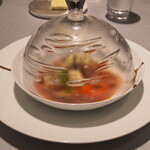 ASAHINA Gastronome - 毛蟹＆宝玉卵　ラビオリにし、トリュフの香る卵黄のアンフュゼ　ソースアメリケーヌを現代的解釈で