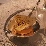 ASAHINA Gastronome - ビーツのメレンゲとカラスミ、サーモンマリネ・タピオカのチュイル、ジャガイモのクロワッサン