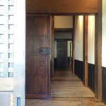 Sasara - 玄関からは立派な蔵の扉が。重厚感と風情を感じます。