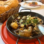 カラ カルメン - マッシュルームのアヒーヨ。
                                大粒のマッシュルームがゴロゴロ、バゲットに乗せて頂く。シンプルながらカヴァとの相性はもう！最高！