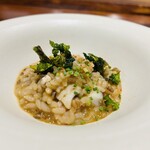 馳走西健一 - •ブイヤベースのリゾット
      →本日のお魚の尻尾を刻んで出汁を取り、揚げケールのせ