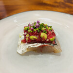 馳走西健一 - •今朝取れた鯵
      →自家製のマリネ、レッドオニオン、ビーツがかかったもの