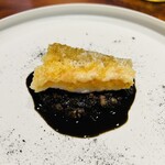 馳走西健一 - •甘鯛の鱗焼き
      →イカ墨のソース、ニンニク