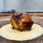 馳走西健一 - •泳がせ太刀魚のパイ包焼き
      →玉ねぎをゆっくりローストし、太刀魚を大葉で包んだパイ包焼き