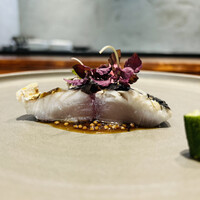 馳走西健一 - •神経〆の鰆
                    →炭火で炙り、自家製のマスタード、フィンガーライム添えて