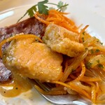 カラ カルメン - サーモンマリネ。
      こちらも素晴らしい。ソテーした後、ほどよい酸味でマリネしてあってタマらなく美味しい((｡´ω`｡))