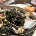 カラ カルメン - イカ墨の色っぽい艶めきを纏ったお・コ・メ♡
      禁断の喪服美人を連想しちゃう♡