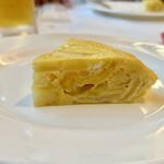 カラ カルメン - スペインオムレツ。
      中に入っているのはじゃがいもかな？これまたふっくら柔らかく焼き上がっていてとっても美味しい(*´ω`*)♡