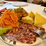 カラ カルメン - オードブル盛り合わせ、イベリコサラミ、サーモンマリネ、スペインオムレツ、人参ラペ。どれもこれも美味しい♪(≧∀≦)☆