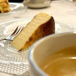 カラ カルメン - 食後のデザート、バスクチーズケーキ。
      普通のベイクドチーズケーキよりクリームチーズの量が多いからコッテリ濃厚です‎(*´ڡ`●)♡ｳﾏ