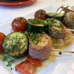 カラ カルメン - 帆立生ハム巻きバジルソース。
      彩りも綺麗な串焼き。爽やかなバジルソースがジューシーな大粒帆立と生ハムを引き立てます♪