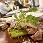 カラ カルメン - ガリシア栗豚のステーキ、オニオンソース。
      ガリシア州産の栗を餌として大事に育てられた高級白豚のステーキに、甘みのあるオニオンソースをかけて頂く素晴らしい一皿………( °ω°; )、、、激ウマ〜！！！