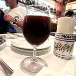 カラ カルメン - Sangria Tinto 赤（グラス¥900税込）
      暑い夏にスペインバルに来たらやっぱサングリア♪ここのはオレンジが漬け込まれています。