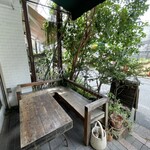 ビジ - お店の入口はテラス席
