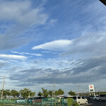 焼きもの家 慶 - ボウリングを終えて17時40分、石下で見上げた日没1時間前の空に交錯していた濃淡遠近高低大小様々の雲