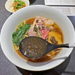 Japanese Soba Noodles 蔦 - 地鶏、浅利、魚介出汁、豚骨のクアトロスープに、和歌山県産濃口醤油に兵庫県産薄口醤油と愛知県産溜まり醤油を合わせた醤油ダレのスープ