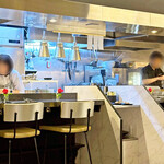 Japanese Soba Noodles 蔦 - この週はオーナーシェフだった故 大西 祐貴氏の誕生日の週という事もあり、店内には祐貴氏が好きだったバラが飾られています