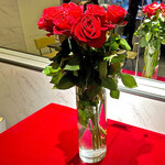 Japanese Soba Noodles 蔦 - テーブル席の方にも大きなガラス製の花瓶にバラの花束が飾られています