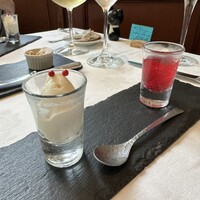 ラ・ブランシュ - 1. 玉ねぎのシャーベット、赤紫蘇のジュレ。