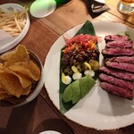 ブリュワーズ コーヒー＆バー - タコス付きの南国風盛り付けのステーキ