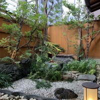 鰻 十和田 - 井戸のある小庭を眺めながら