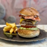 & BURGER. - 料理写真:自家製燻製ベーコンチーズバーガー（1,870円税込）