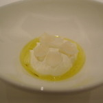 カンテサンス - 塩とオリーブ油が主役　山羊乳のバヴァロア