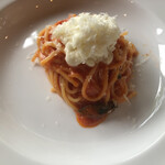 La Terra - モッツァレラチーズとバジリコのトマトソース
(1人前を半分ずつ分けてもらいました)