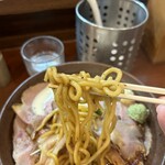 麺屋 くまがい - 麺についている黒いのは粗挽きペッパーです。