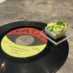 RESTAURANT SALT - レコード盤の上のアミューズ