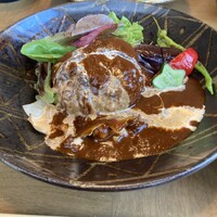 グリル ア ターブル - 夏野菜たっぷりでソースがめちゃくちゃおいしいハンバーグ