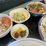 中国料理 頤和園 - サラダ、クラゲの和え物、長青唐辛子味噌、鶏唐揚げ