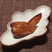 中華割烹 わらじん - 近江黒鶏の手羽先とクリームチーズのバリバリ揚げ