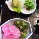 工房わらべ - お漬物とお蕎麦の薬味。