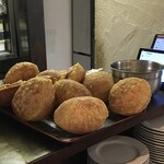 インド料理 パリワル - スタンバイ中の巨大プリ