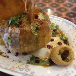 インド料理 パリワル - 分かりづらいのですが、プリ(大＆小)の比較です。