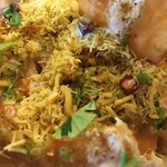 インド料理 パリワル - 具がギッチリ！インドスナックのセヴもたっぷりトッピングされています